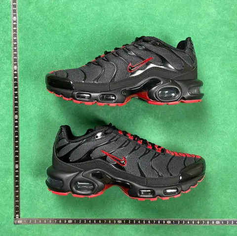 Nike Air Max Plus - Black & Red