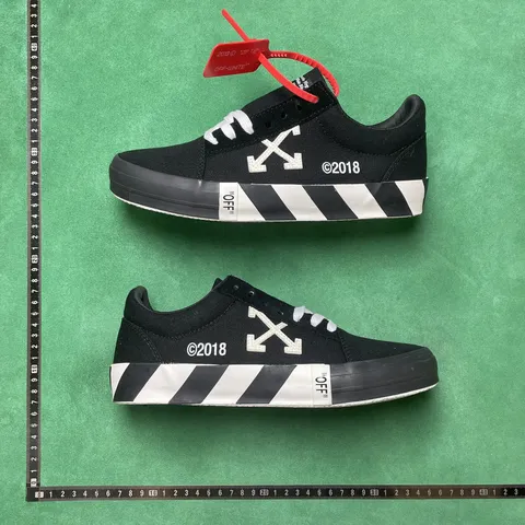 Off-whiteVulcanized - Black Vulcanized