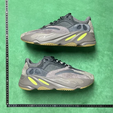 Adidas Yeezy Boost 700 V2